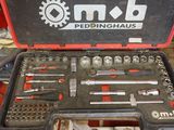 une trousse à outils posée sur une table