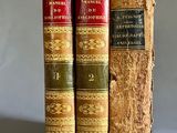 deux vieux livres posés l'un sur l'autre sur une table
