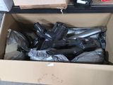 une boîte en carton remplie d'objets hétéroclites sur le sol