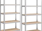 une paire d'étagères métalliques avec des tablettes en bois de chaque côté