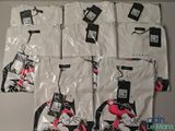 un lot de t-shirts blancs ornés de motifs roses et noirs