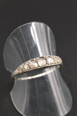 gros plan d'une bague en argent sur une surface noire