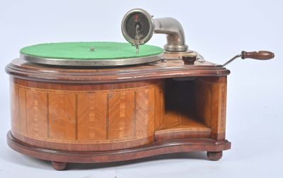 une table en bois sur laquelle est posé un tourne-disque
