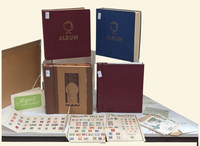 un grand nombre de livres posés sur une table