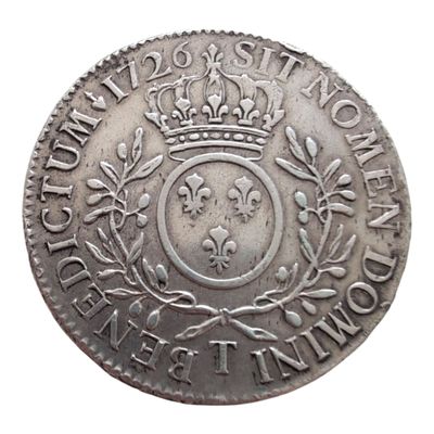 une vieille pièce d'argent surmontée d'une couronne