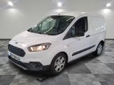 la camionnette blanche est garée sur un sol carrelé en damier
