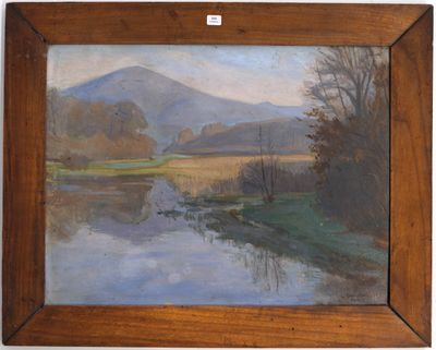 une peinture à l'huile représentant une rivière avec une montagne en arrière-plan