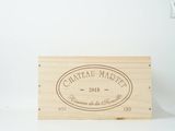 une boîte en bois sur laquelle est apposée une étiquette de vin