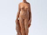 une image représentant une statue de femme debout sur une surface blanche