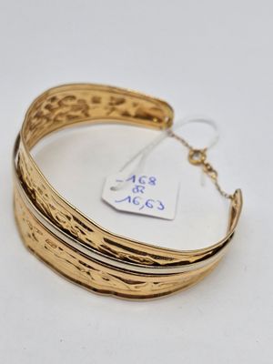 Gros plan sur un bracelet en or portant une étiquette
