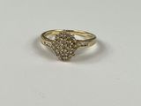 gros plan d'une bague en diamant sur une surface blanche