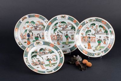 six assiettes chinoises et une petite figurine posées sur un fond noir