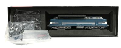 un train bleu dans un cadre noir sur fond blanc