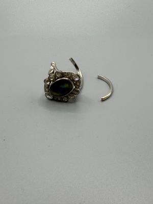un gros plan d'une bague en argent sertie d'une pierre noire