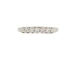 une bague en or blanc sertie de cinq diamants ronds taille brillant