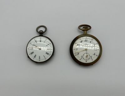 deux horloges posées côte à côte sur une table