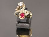 une image représentant une bague en or sertie d'un rubis et d'un diamant