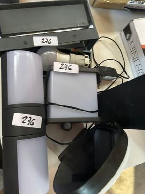 de nombreux appareils électroniques posés sur une table, accompagnés d'étiquettes de prix