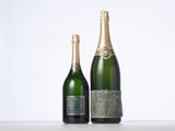 deux bouteilles de champagne posées l'une à côté de l'autre sur une table