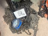 un tas de chaînes par terre