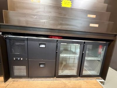 une photo d'un réfrigérateur dans un magasin