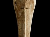 une image représentant une sculpture représentant une tête sur fond noir