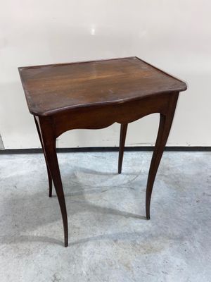 une petite table en bois avec un tiroir en dessous