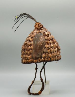 Coiffe Mukuba en fibres végétales tressées ornées de multipl…