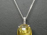 un pendentif composé d'un saphir jaune et de diamants, monté sur une chaîne en argent