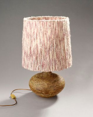 Pied de lampe en grès scarifié avec abat-jour en laine.