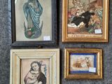 Trois photos encadrées représentant une femme et un chat sont accrochées au mur.