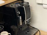une machine à café posée sur un comptoir