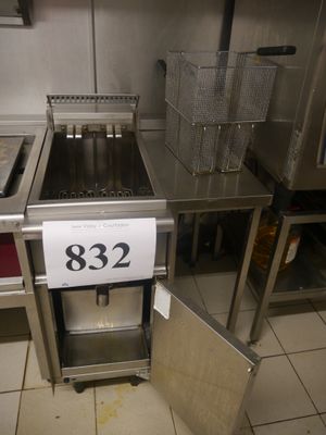 plan de travail en acier inoxydable dans une cuisine professionnelle, sur lequel figure le chiffre 32