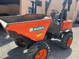 un petit tracteur garé sur le parking