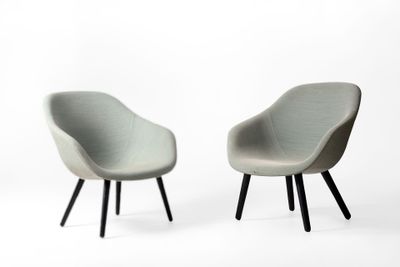 une paire de chaises grises aux pieds noirs sur fond blanc