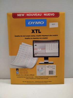 la boîte est ouverte sur la table, à côté de l'ordinateur