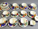 un grand nombre de tasses et de soucoupes sur une table