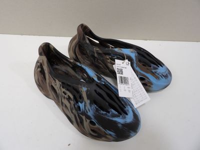 une paire de chaussures posée sur une table