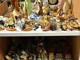 une étagère blanche sur laquelle sont posées plusieurs figurines