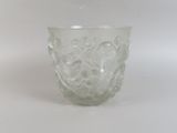 un verre transparent contenant des bulles, posé sur une surface blanche