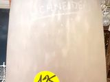 une personne tenant un verre d'eau sur lequel est collé un autocollant jaune