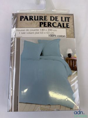 emballage d'un ensemble de literie bleue comprenant un oreiller et une taie d'oreiller