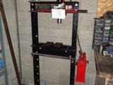 une photo d'un garage avec un établi sur lequel sont posés des outils
