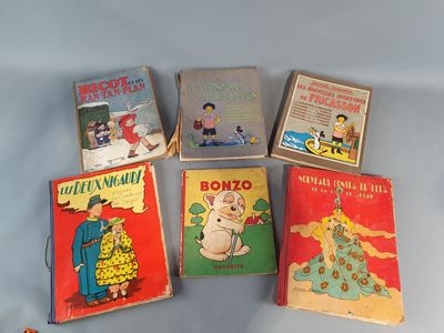 Plusieurs livres pour enfants sont alignés sur une surface bleue
