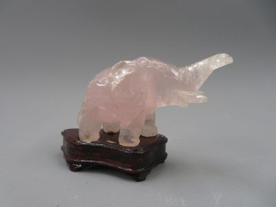 Eléphant en pierre dure quartz rose sur socle en bois.