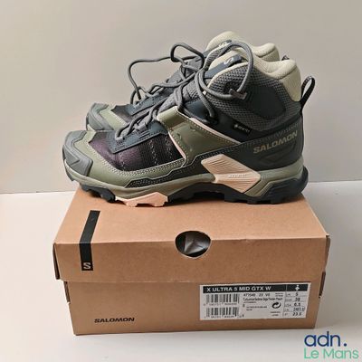 la chaussure est posée sur la boîte, sur la table