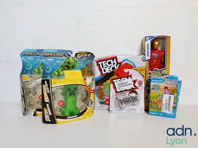 un grand nombre de jouets posés sur une table