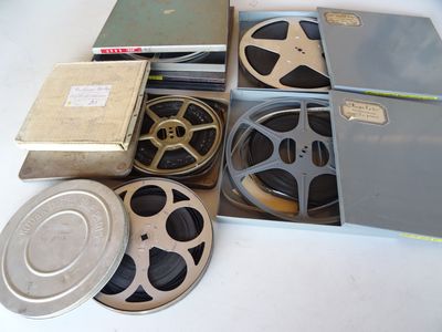 de nombreuses bobines de film posées sur une table