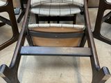 trois chaises en bois avec des assises rembourrées dans une pièce aux murs bleus