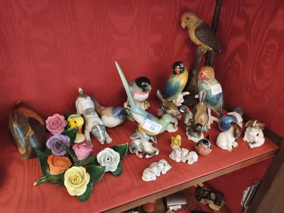 de nombreuses figurines posées sur une étagère dans une pièce